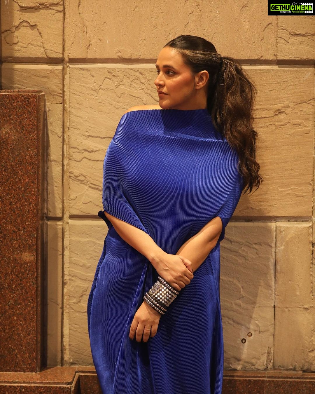 Neha Dhupia Instagram - Almost ... midnight π blue ... had the wonderful opportunity to be a part of @jordanliberty βs master class and experience his magic hands on my make up ... thank you #sarapilot for this great opportunity... also thank you @nyxcosmetics_in @dia_logues @dlfpromenade @mygoodtimes @htlifeandstyle @popxodaily @fratelliwines #ootd @payalkhandwala n @sachdeva.ritika styled by @gumanistylists πΈ @lakshaysachdevaphotography #styledwithgumani