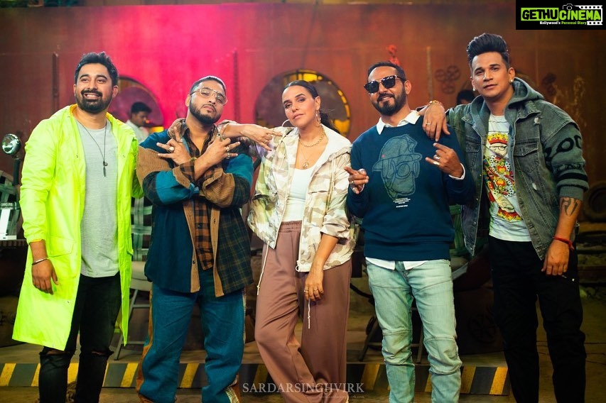 Neha Dhupia Instagram - Asli squad... tune in at 7pm tonight only on @mtvindia for another exciting episode of #roadiesrevolution ... #gangneha 👊👊🤟🤟 📸 @sardarsinghvirk