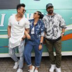 Neha Dhupia Instagram - Never a dull moment with these boys around ... #roadiesrevolution ... next stop 🛑... #pune ... see you there on 14 th n 15 th of January ! 🚀 @princenarula @rannvijaysingha @mtvroadies @mtvindia