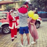 Neha Dhupia Instagram – Santa 🎅 Claus 🤶 is cominnngggggg to town…. he sure did! And we loved it ❤️ thank you @brainsmithindia and thank you @tejal.bajla for making @mehrdhupiabedi s Christmas so special! @angadbedi ❤️