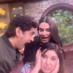 Neha Dhupia Instagram - Yes @gauravkaps hamara plan successful raha... sar kha liya humne apne Dean ka ... @farahkhankunder apko patience ke liye 💯 main se 💯 number milte hain!!!! 😛😍❤️🤗 thank you team #backbenchers for having #chilla n #chilli on your show! 😂😂😂 @flipkartvideo