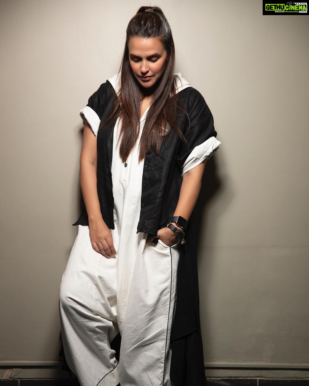 Neha Dhupia Instagram - Dress code This #friday for the fabulous #freedomtofeed bloggers meet ... outfit by @chola_the_label muah @melwanishweta @asmitaamit_17 hair by @hamidahairartis 🥰🤞📸 @nitisharoraofficial Bandra West