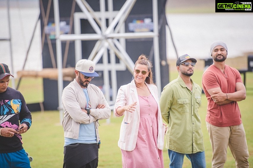 Neha Dhupia Instagram - Yes .. we are friends except when the camera is rollin’ ... #happyfriendshipday ...tune into another exciting episode of roadies at 7pm ! 📸 @rjdeigg Mumbai, Maharashtra