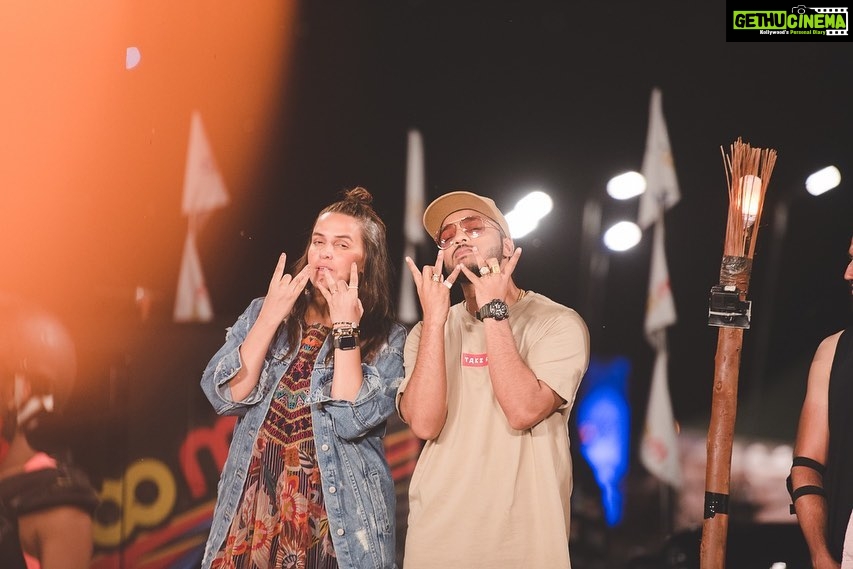 Neha Dhupia Instagram - Chapter 84 in being cool... learn how to pose like @raftaarmusic π€... as for the rest ... tune into another exciting episode of @mtvroadies tonight at 7pm on @mtvindia π₯ πΈ @rjdeigg
