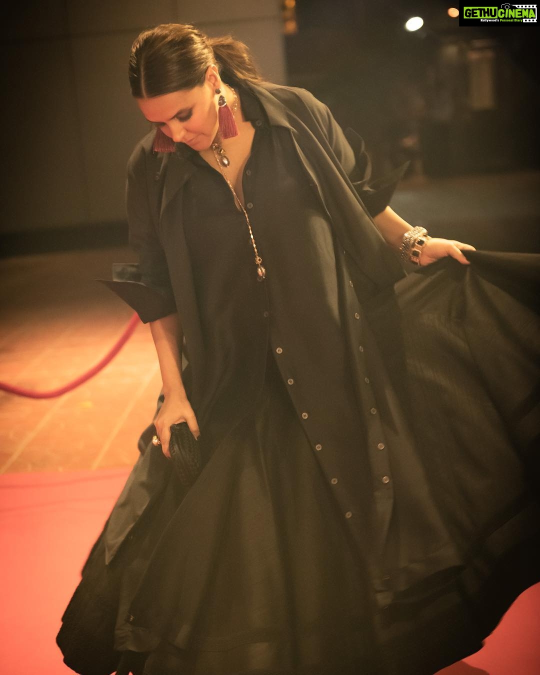 Neha Dhupia Instagram - #deets for @criticschoicefilmawards ... muah @angelinajoseph @gohar__shaikh styled by @chola_the_label in @shantanunikhil @curiocottagejewelry and @chola_the_label ππΈ @thememoryalbum_ #criticschoicefilmawards