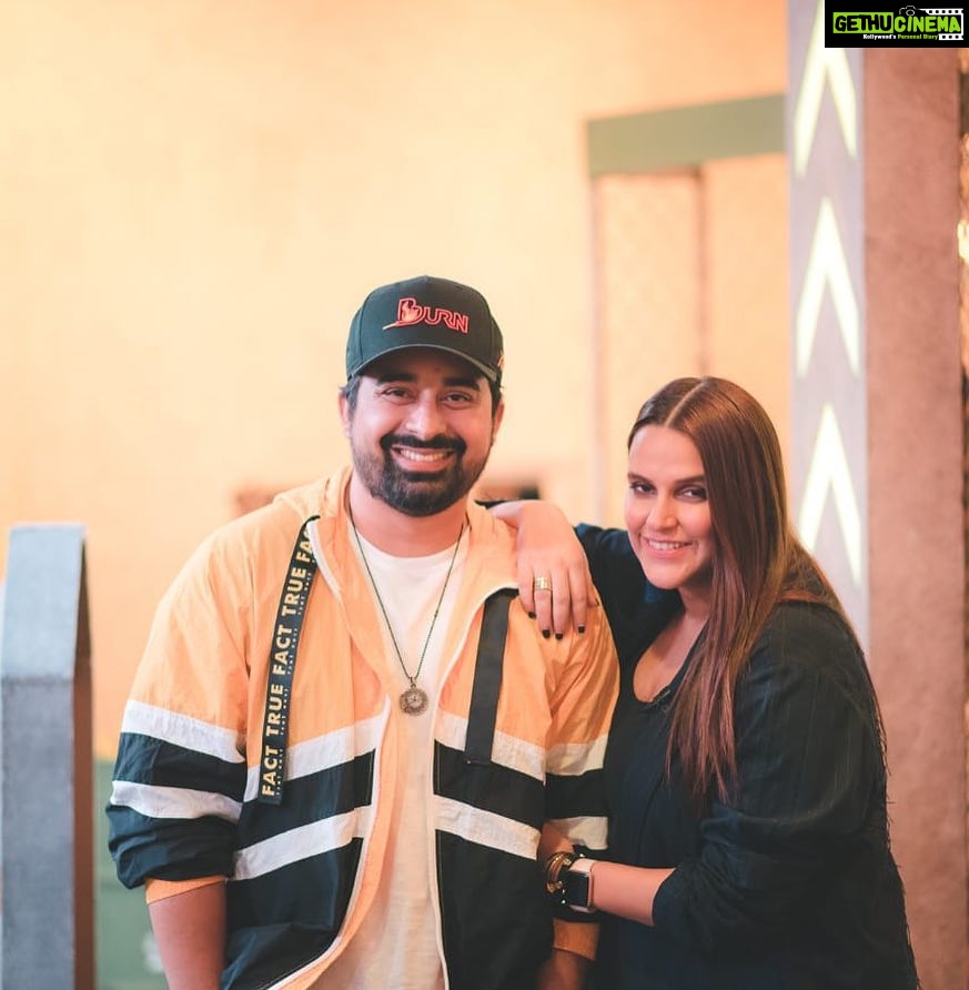 Neha Dhupia Instagram - The writing is clear .... “TRUE FACT” ... nothing but dher saara pyaar for our birthday boy... #happybirthday @rannvijaysingha love u loads 🥰📸 @rjdeigg