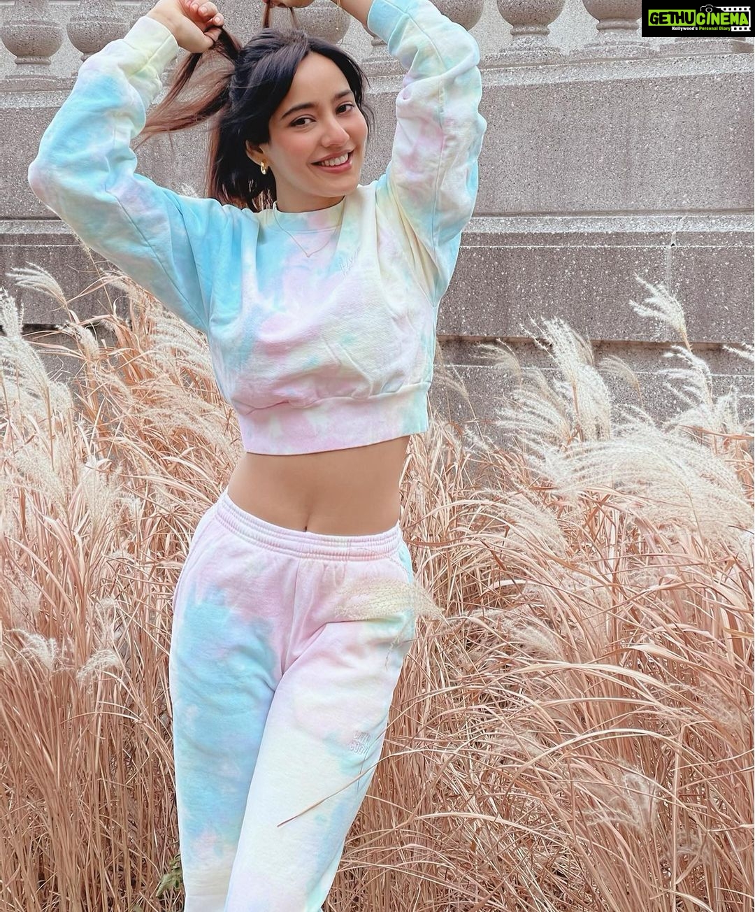 Neha Sharma Instagram - Let me fix that pony before you take that pic..Merry Christmas and happy holidays!😉💫 Chicago, Illinois