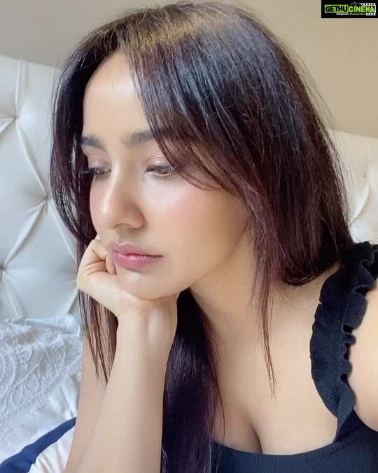 Neha Sharma Instagram - Being a woman🤪...#justamodernfamilyfan #sofiavergara #itsnoteasyunderstandingawoman #monday