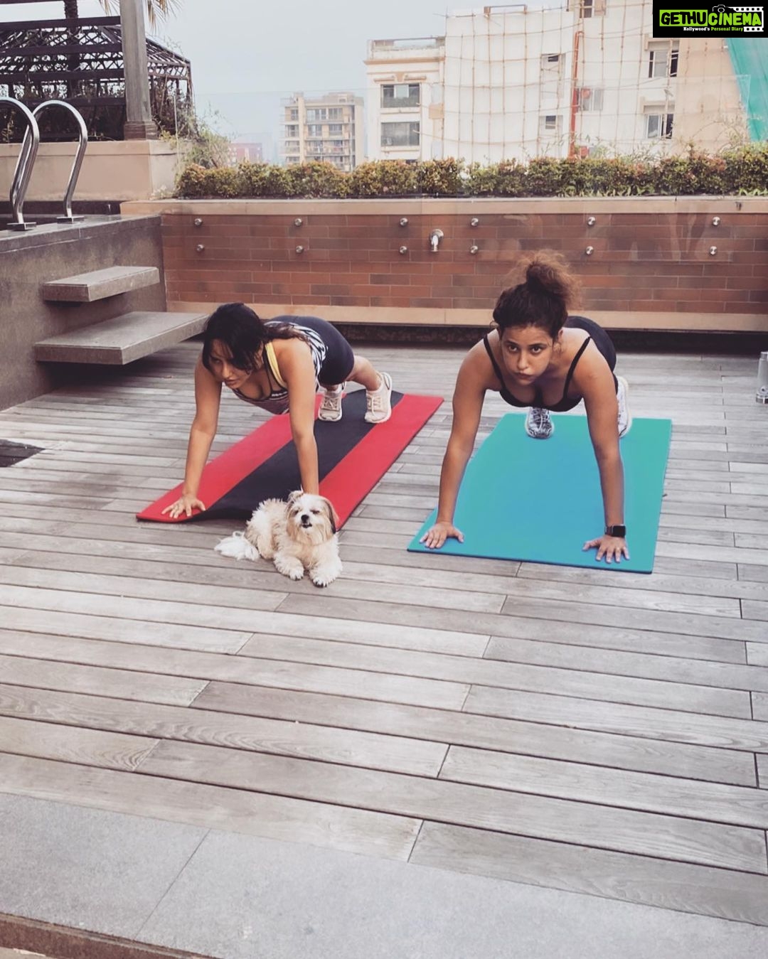 Neha Sharma Instagram - Everyone who thinks a minute goes by quickly has never tried planking...#Day4Quarantine #positivethoughtspls #highplank @aishasharma25 #joy Home
