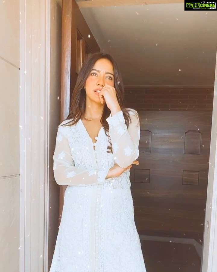 Neha Sharma Instagram - During the times of Corona the only safe hugs and kisses are the virtual ones ..And Iβm sending you a lot of them...This too shall pass ..in the meanwhile I wanted to say a big thank you for all the love and support , you have shown me over the years and continue to do so . Forever grateful for it all . Stay Safe everyone .#herestomanymoremilestones #10millionfam #gratitude πππ»