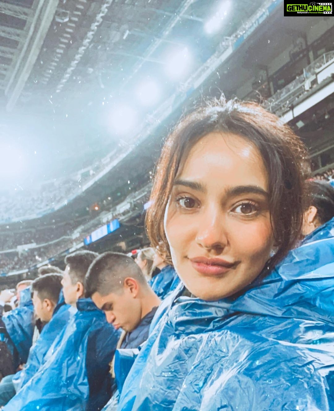 Neha Sharma Instagram - Grateful for this experience and witnessing @leomessi play in person was exhilarating and thankyou @aishasharma25 for introducing me to football . 😘🤗...#laliga2020 #football #sharmasisters ⚽️ @budfootball @budweiserindia Estadio Santiago Bernabéu