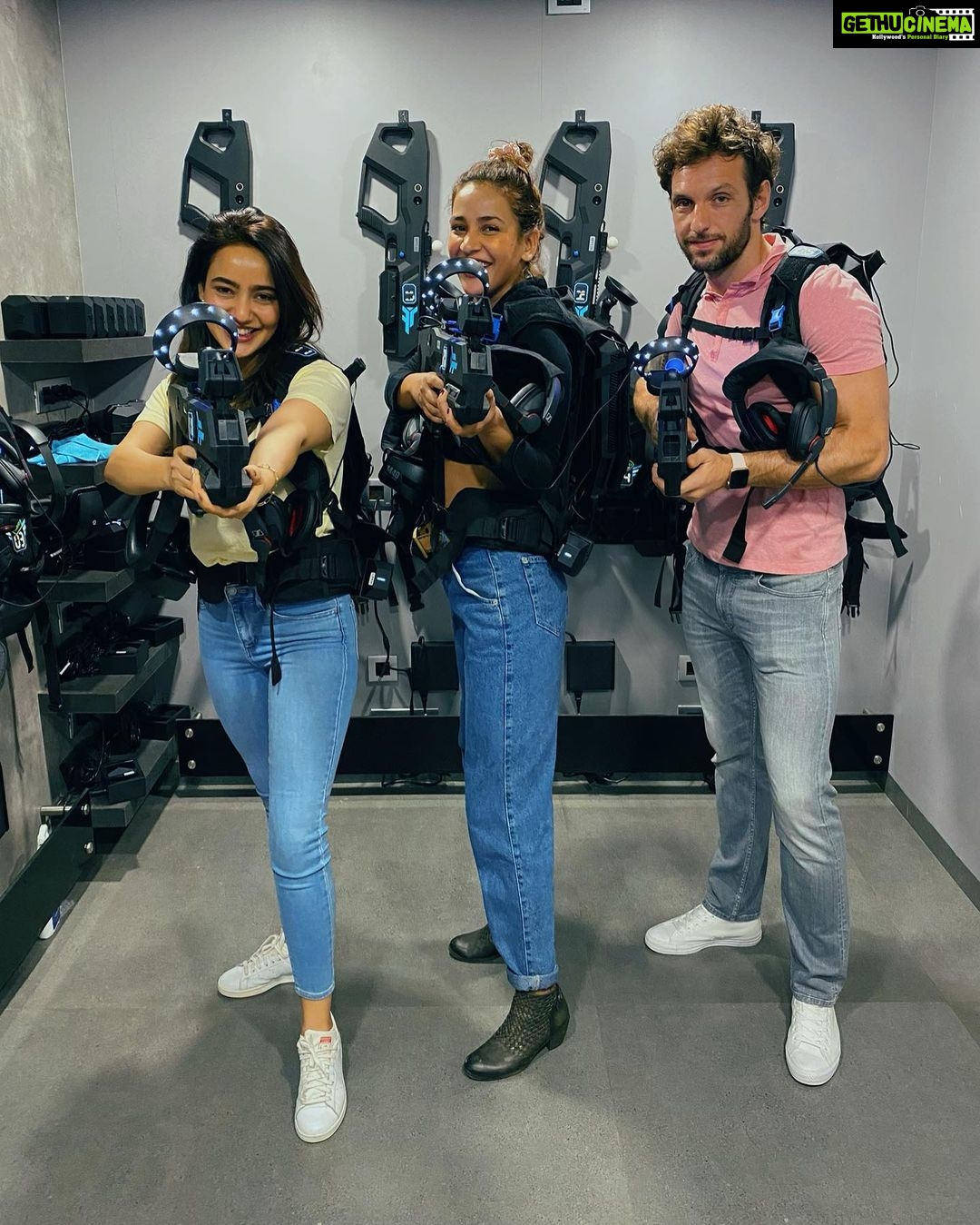 Neha Sharma Instagram - This virtual reality thing was sooo much fun..👌🏽💫✨ your birthday is always so much fun @aishasharma25 ...happy happy birthday to you again 💕😘