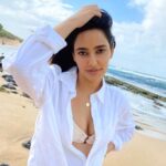 Neha Sharma Instagram - 🐠 ....shirt courtesy @vaibhav_sharma29 and photograph courtesy @reetika1408 ...oooo and I forgot..thank you for the 💓 we are a family of 9M now...#gratitude #spreadlovenothate #thankyou #instafamily