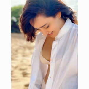 Neha Sharma Instagram - Yes I fed my shirt some 🍝