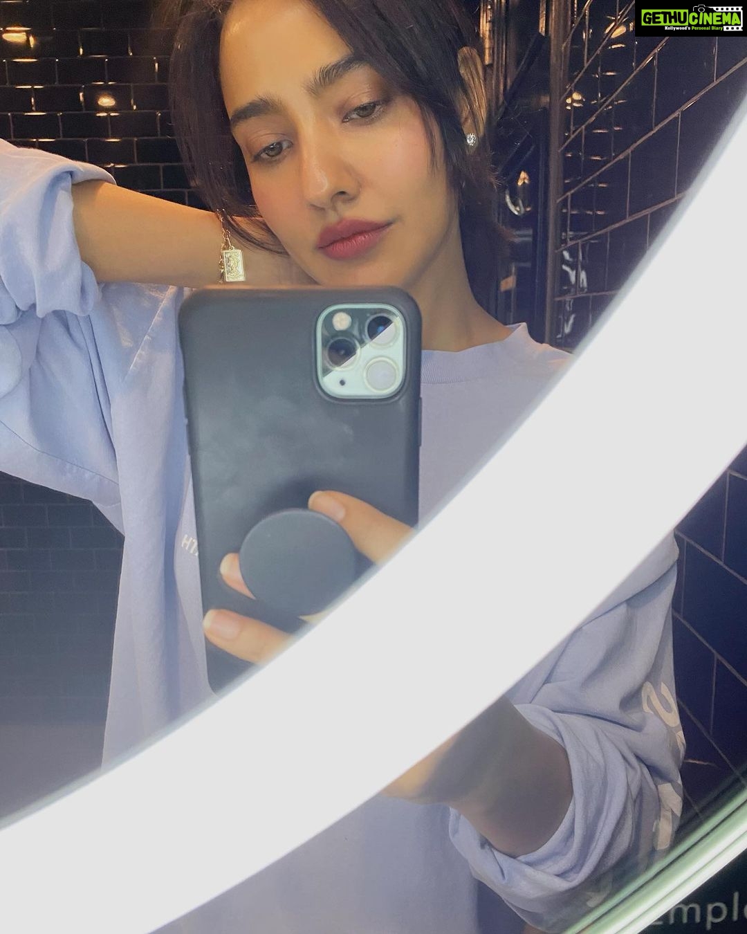 Neha Sharma Instagram - 👋 Wednesday.... #mirrorselfies