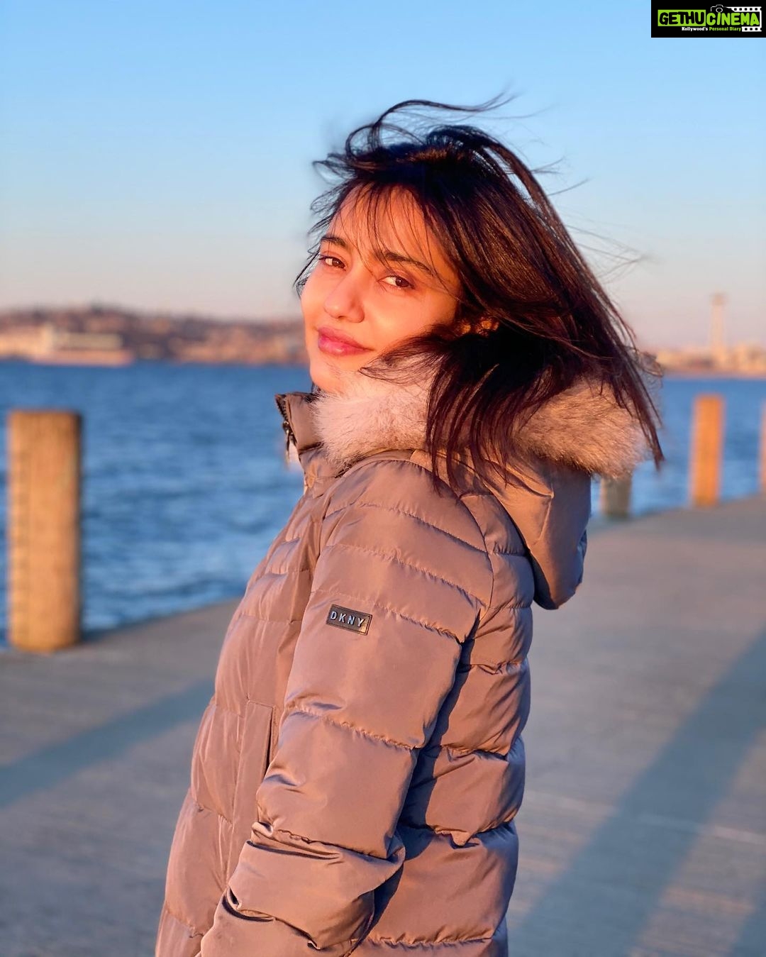 Neha Sharma Instagram - I love the quiet evenings like these watching the sunset with two of my fav people 💕😍... @reetika1408 @vaibhav_sharma29 Alki Beach
