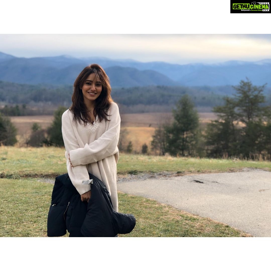 Neha Sharma Instagram - Thank you wind...Accidental good hair day..;) 