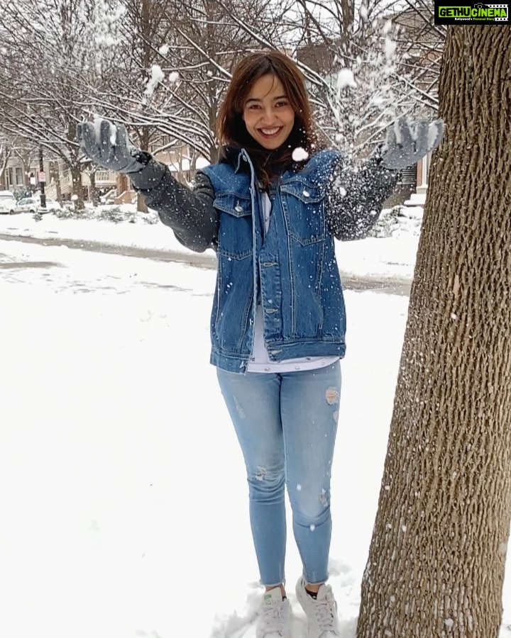 Neha Sharma Instagram - ❄️☃️ #holidayonmymind #yesborroweditfrommybro #oversizedjacketalways ...thanx for the🧥 @vaibhav_sharma29 ..brothers are the best 😘