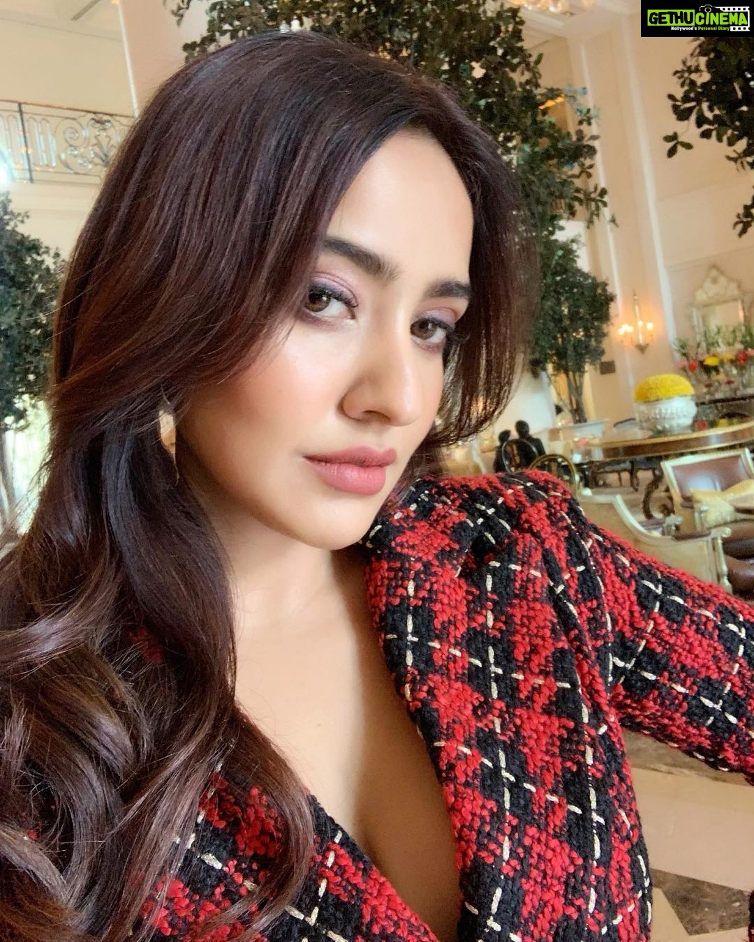 Neha Sharma Instagram - Xtremely excited to be @avitaind Liber India Launch event! Laptops available in 14 colors and 5 Patterns..What?!! Definitely the most colourful laptops ever... #avitaindia #laptops #patterns #colors #liber #nowinindia #avita š @leepakshiellawadi @foreveruniqueofficial š¢@gianvitorossi š #anukaushik šš»āāļø @sanapathan104 Leela Palace Chanakya Puri