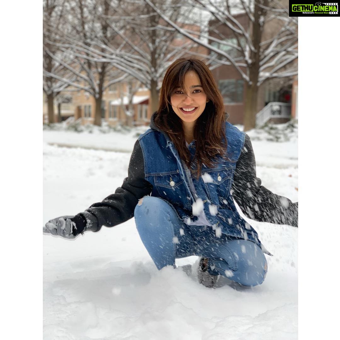 Neha Sharma Instagram - ❄️⛄️ last day in the snow...bye bye Chicago till I see you next...you were lovely 😊 🙏🏻 #backtothebaysoon #mumbaicalling✈️ #thankyoubroforyouroversizedjacket #familyisthebest @reetika1408 thank you for being my insta husband😉📷 and now pls for heavens sake put up the pics I clicked 😝