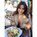 Neha Sharma Instagram - #breakfastpersonforlife #eggsbenedictalways #eggsbenedict #fauxfur ...nd yes that is Clint Eastwood’s painting on the wall which almost looks like a photograph... Village Corner Carmel Bistro
