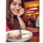 Neha Sharma Instagram – That’s a happy dessert face…😬 #brunchingwithmygirls #happysunday