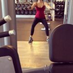 Neha Sharma Instagram – 💪 #train #upperbodyworkout with @ant_pecs #fitnessmotivation #workoutoftheday