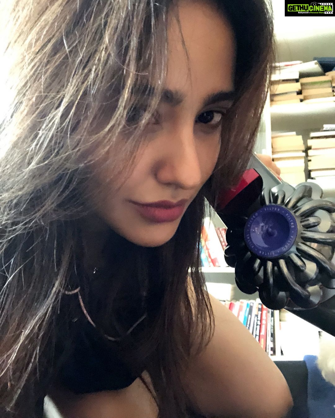 Neha Sharma Instagram - It does clean up real good..Loving my new #dysonvacuum ..let’s get some cleaning done now..thank u @dyson #dysonindia for this...😻 #dyson #dysonindia