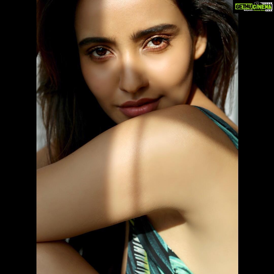 Neha Sharma Instagram - It's still magic even if you know how it's done -  Terry Pratchett ..The magic of light and the lovely @sashajairam ☀️☀️ -  Gethu Cinema