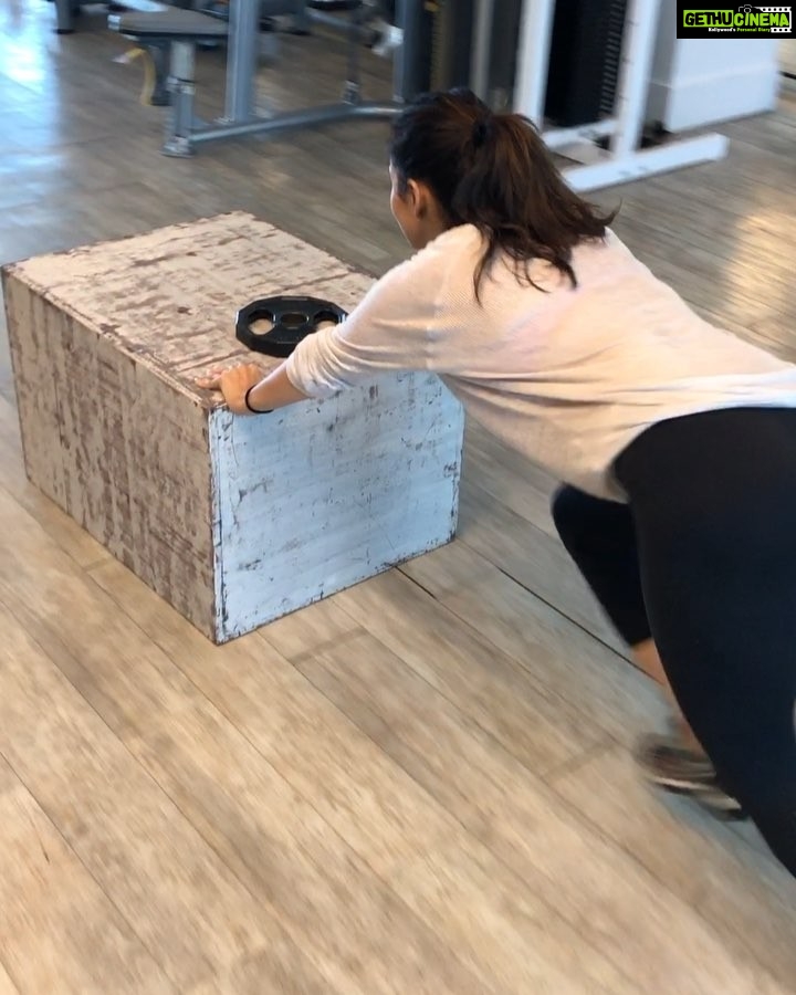 Neha Sharma Instagram - The best way to beat sickness is to go sweat it out.. @ant_pecs @aishasharma25 #fitness #fitnessmotivation #workoutoftheday