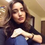 Neha Sharma Instagram – Blue jeans, black shirt
Walked into the room you know you made my eyes burn..my twist to the Lana del ray song..#alwaysloveclassics #bluejeans #blackops