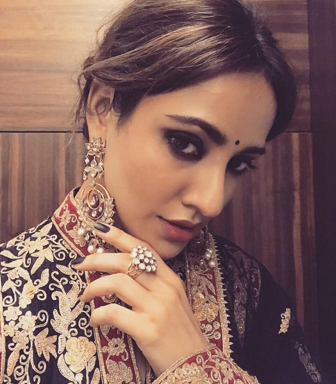 Neha Sharma Instagram - Love those jewels @mahesh_notandass ❤️