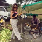 Neha Sharma Instagram - Stopped for some delicious corn #bhuttatime #corn #fun #drives #indore