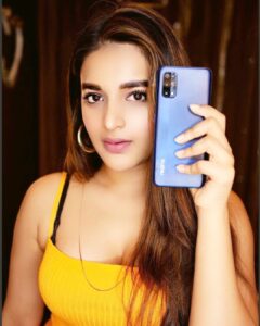 Nidhhi Agerwal Instagram - This new phone lets me watch a 2.5 hour movie with just a 3 minute charge. 
Fully Charged in 30mins, that’s how India’s fastest charging phone #realme7Pro performs.