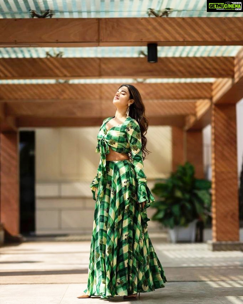 Nidhhi Agerwal Instagram - Taking the good stuff in 🌞 #gratitude #sunshine #green #thankyou