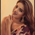 Nidhhi Agerwal Instagram – In love with the highlights and the shadows.. 🏺#saree #floral #moodlighting