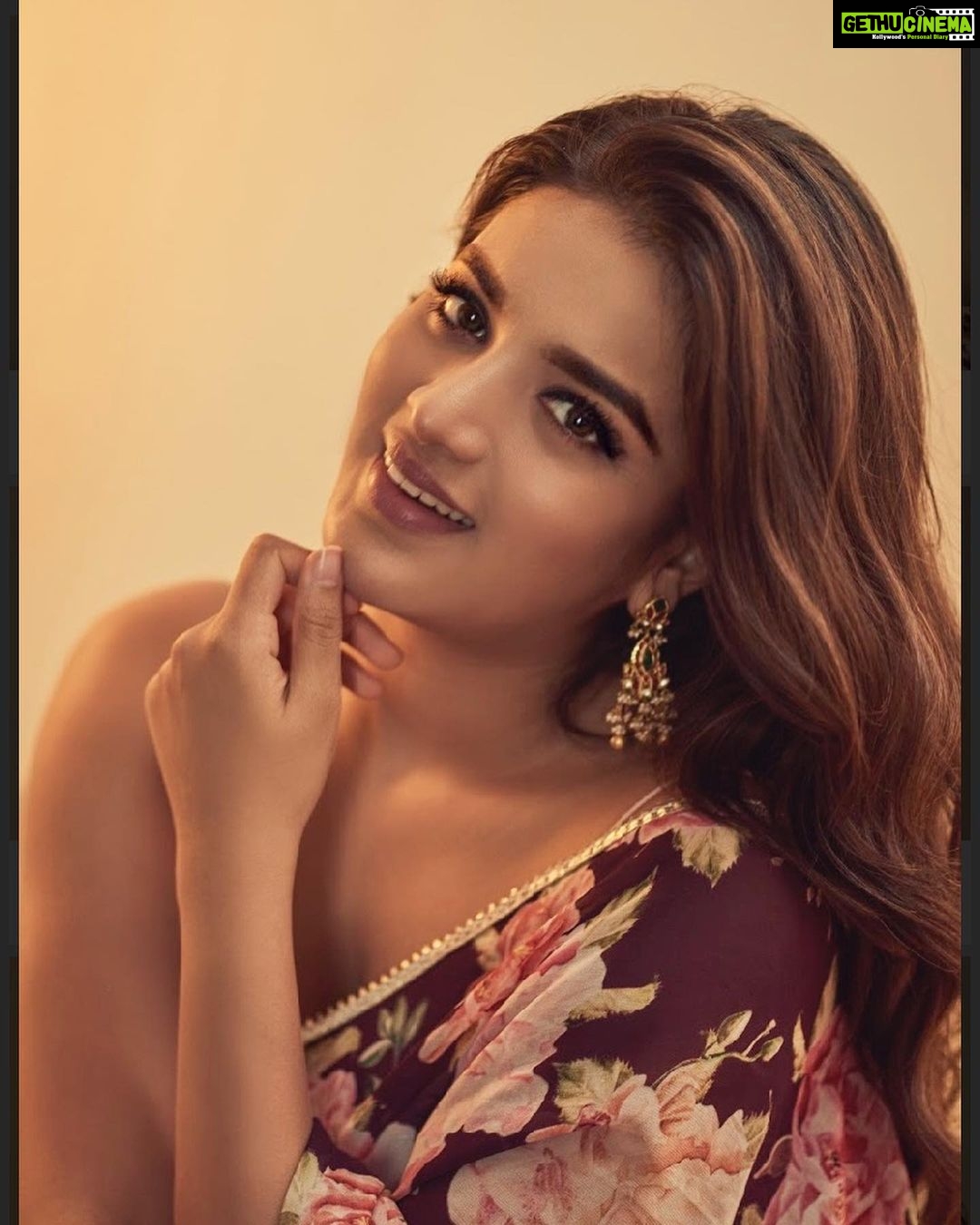 Nidhhi Agerwal Instagram - In love with the highlights and the shadows.. 🏺#saree #floral #moodlighting