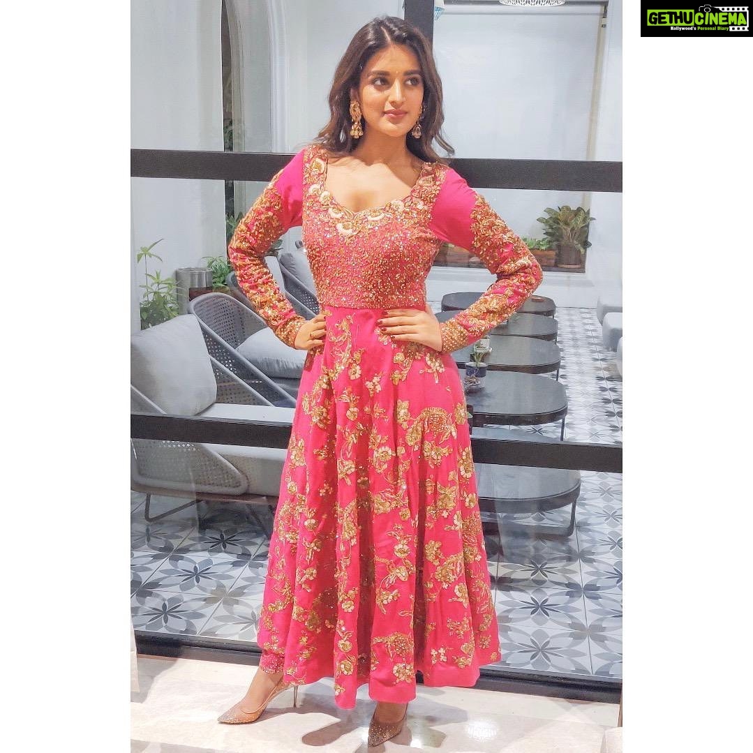 Nidhhi Agerwal Instagram - Wearing this very pretty outfit by @shyamalbhumika ✨🌟💁🏻♀️ Jewellery: @kalasha_finejewels Styled by @officialanahita