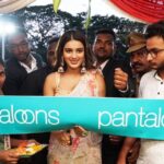 Nidhhi Agerwal Instagram - Warangal has a brand new fashion destination- Pantaloons Nakkalagutta main road Had a great time yesterday at the grand launch of Pantaloons Warangal! Amazing crowd in a wonderful store with fantastic collection. Do visit Pantaloons and Check out their festive collection and avail great offers. @Pantaloonsfashion #CeleberateWithPantaloons #StyleYourChange #pantaloonsfashion