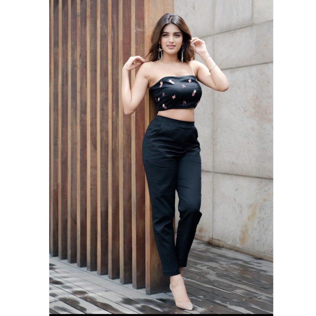 Nidhhi Agerwal Instagram - Anybody in Bombay need an umbrella? Or a pineapple 😝
