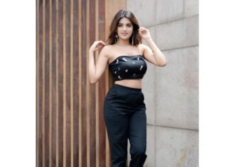 Nidhhi Agerwal Instagram - Anybody in Bombay need an umbrella? Or a pineapple 😝