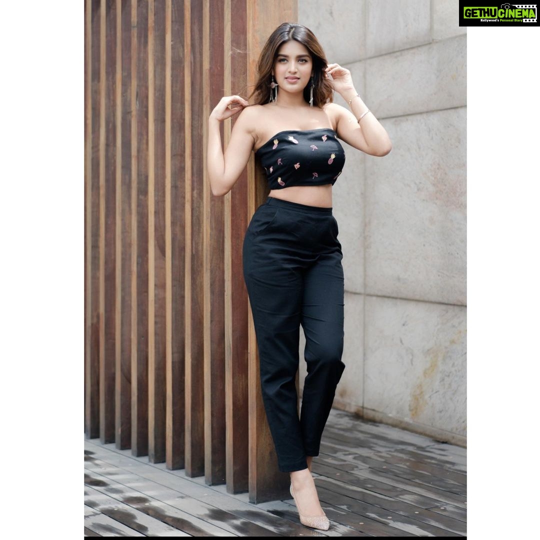 Nidhhi Agerwal Instagram - Anybody in Bombay need an umbrella? Or a pineapple 😝