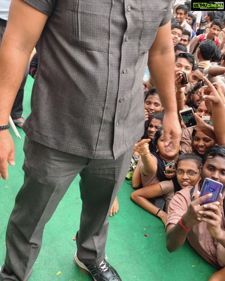 Nidhhi Agerwal Instagram - What an amazing batch this was in Vizag! I thought it was a picture but your energy was superb, couldn’t help posting it 💥❤️ #ismartshankar #successtour @purijagannadh @charmmekaur