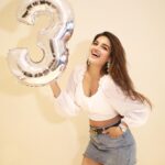 Nidhhi Agerwal Instagram - We are a 3 Million strong family now.. Thankyou to all my fan clubs and every person for loving and supporting me all the time ❤️😊🤗 #sundayfunday @sarang.tarte