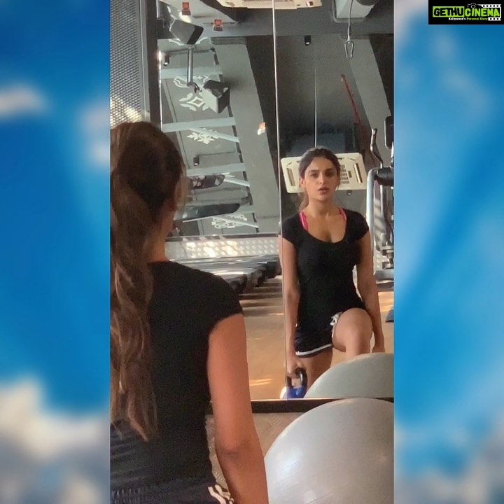 Nidhhi Agerwal Instagram - Lunges for breakfast 💁🏻♀️ @sr07official #fitnessmotivation #fitness #fitnessgirl #midweekmotivation