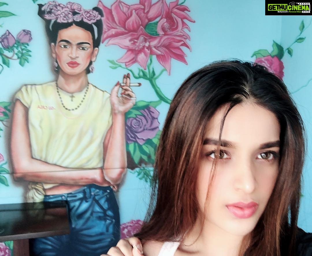 Nidhhi Agerwal Instagram - Just hanging with #friedakahlo 💚 #traveltuesday