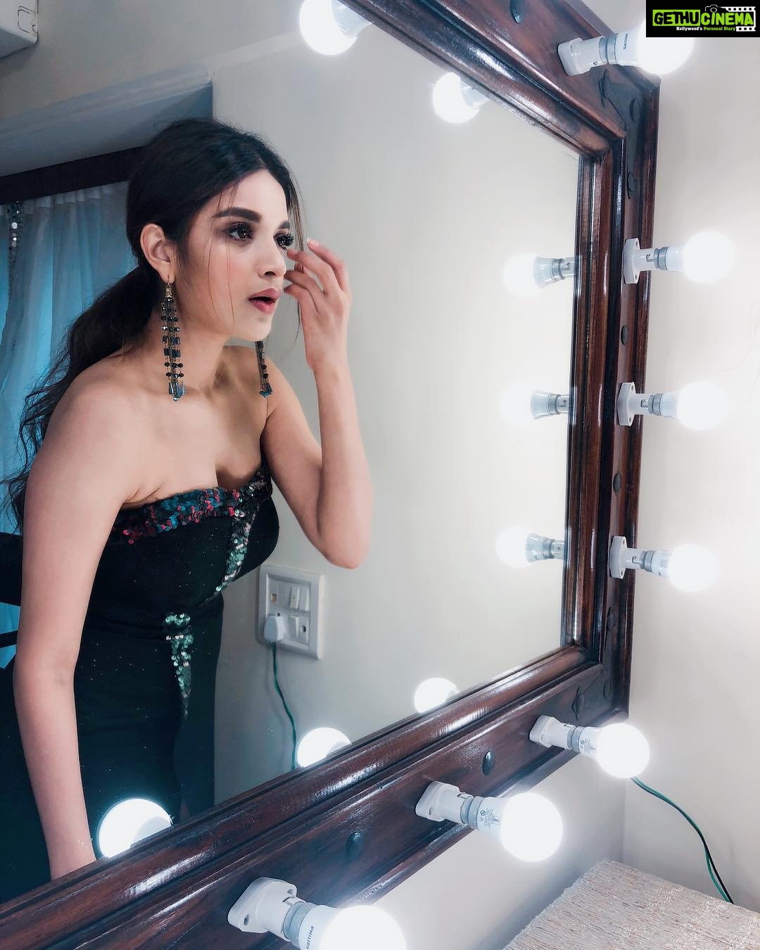 Nidhhi Agerwal Instagram - Mirror mirror on the wall 💋 #fashionfridays Hair- @hairstories_byseema Outfit- @rebeccadewanofficial