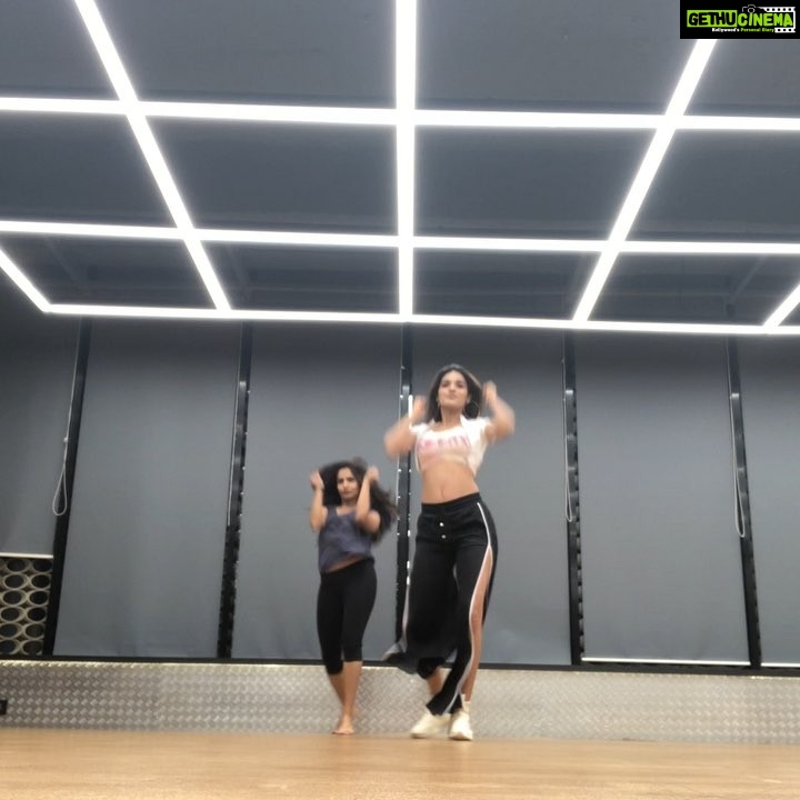 Nidhhi Agerwal Instagram - Iām back at it! Chilling to taki taki š @dimplekotecha #dance #fashionfridays #dancehall @djsnake