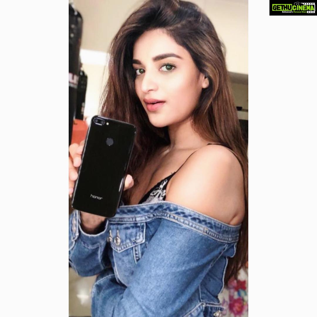 Nidhhi Agerwal Instagram - This Diwali, I was overwhelmed with what to gift my fam. But thanks to @HiHonorIndia, I've made my choice and picked the Honor 9N! Not only is the phone super awesome, but I even got an amazing deal on it! The Honor store is giving out the 3GB+32GB variant and 4GB+64GB at an attractive price of INR 9,999 and INR 11,999 respectively till 7th Nov only. So, don't miss out. @HiHonorIndia @missmalini #Honor9N #YehDiwaliHonorWali #HonorStore #HonorOffers #Diwali #DiwaliOffers #HonorIndia #ad