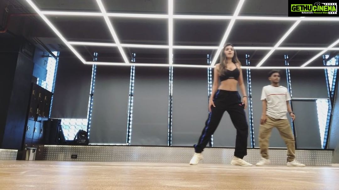 Nidhhi Agerwal Instagram - Side- gliding through awkward situations like 💁🏻♀️ (look at the feet) @yashjain_14 #dance #hiphop #sideglide #love #michaeljackson
